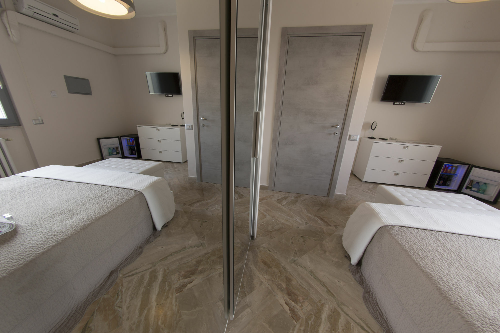 Penthouse Station Luxury Suites & Apartment Бриндизи Экстерьер фото